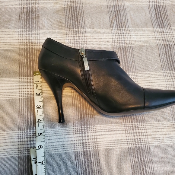 Guess ankle boot size 9 - Picture 2 of 3